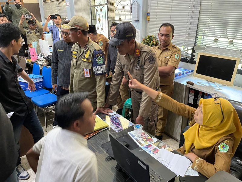 Demo Panas! Massa Terobos Masuk Ruang Kerja Kasubag Umum Cari Surat Tugas Bupati Pamekasan.