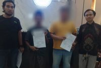 Dua pemuda saat diringkus Polisi di Sampang.