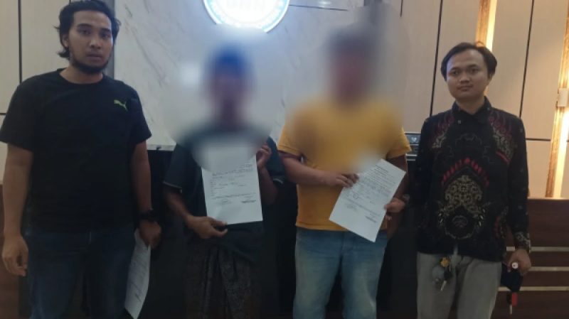 Dua pemuda saat diringkus Polisi di Sampang.