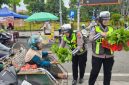 Polisi Sampang tengah berbagi sayuran.
