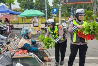 Polisi Sampang tengah berbagi sayuran.