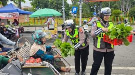Polisi Sampang tengah berbagi sayuran.