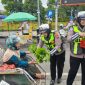 Polisi Sampang tengah berbagi sayuran.