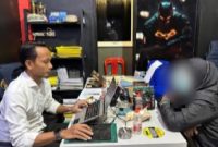 Terduga pelaku saat diamankan polres Sampang.