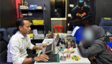 Terduga pelaku saat diamankan polres Sampang.