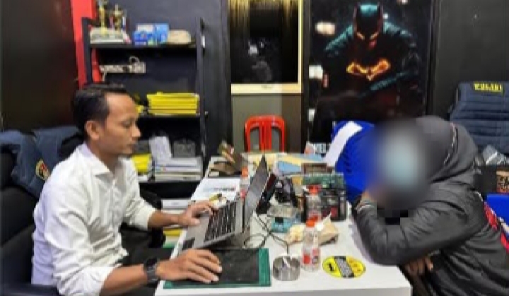 Terduga pelaku saat diamankan polres Sampang.