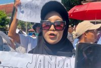 Pendemo Minta Bupati Pamekasan Perhatikan Janda Pengangguran, Relawan : MBG Harus Tetap Lanjut.