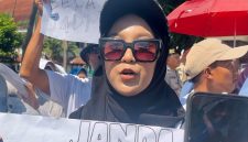 Pendemo Minta Bupati Pamekasan Perhatikan Janda Pengangguran, Relawan : MBG Harus Tetap Lanjut.