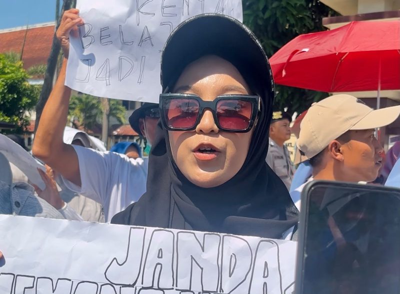 Pendemo Minta Bupati Pamekasan Perhatikan Janda Pengangguran, Relawan : MBG Harus Tetap Lanjut.
