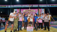 Caption Foto: Tim Klub Voli Merpati Tri Tunggal Putra asal Desa Sumedangan, Kecamatan Pademawu, merayakan keberhasilan usai meraih juara pertama pada Open Turnamen Bola Voli Taruna Cup Kabupaten Pamekasan 2026 di Kecamatan Konang.