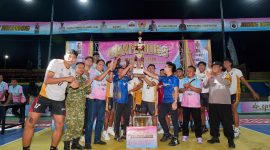 Caption Foto: Tim Klub Voli Merpati Tri Tunggal Putra asal Desa Sumedangan, Kecamatan Pademawu, merayakan keberhasilan usai meraih juara pertama pada Open Turnamen Bola Voli Taruna Cup Kabupaten Pamekasan 2026 di Kecamatan Konang.