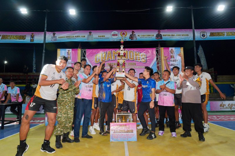 Caption Foto: Tim Klub Voli Merpati Tri Tunggal Putra asal Desa Sumedangan, Kecamatan Pademawu, merayakan keberhasilan usai meraih juara pertama pada Open Turnamen Bola Voli Taruna Cup Kabupaten Pamekasan 2026 di Kecamatan Konang.