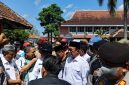 Bupati Pamekasan Kholilurrahman saat didemo warga.