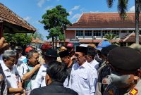 Bupati Pamekasan Kholilurrahman saat didemo warga.