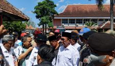 Bupati Pamekasan Kholilurrahman saat didemo warga.