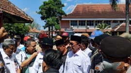 Bupati Pamekasan Kholilurrahman saat didemo warga.