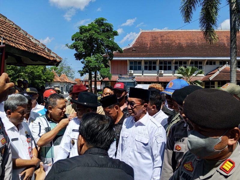 Bupati Pamekasan Kholilurrahman saat didemo warga.