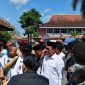 Bupati Pamekasan Kholilurrahman saat didemo warga.