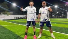 Pemain Wartawan FC Pamekasan Idrus Ali (kiri) dan Andi (kanan).