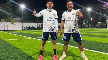Pemain Wartawan FC Pamekasan Idrus Ali (kiri) dan Andi (kanan).
