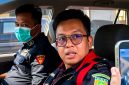 Hasil tangkapan layar saat petugas Kejari Pamekasan berada dalam mobil usai geledah kantor dinas PUPR Pamekasan.