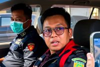 Hasil tangkapan layar saat petugas Kejari Pamekasan berada dalam mobil usai geledah kantor dinas PUPR Pamekasan.
