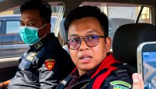 Hasil tangkapan layar saat petugas Kejari Pamekasan berada dalam mobil usai geledah kantor dinas PUPR Pamekasan.