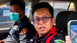 Hasil tangkapan layar saat petugas Kejari Pamekasan berada dalam mobil usai geledah kantor dinas PUPR Pamekasan.