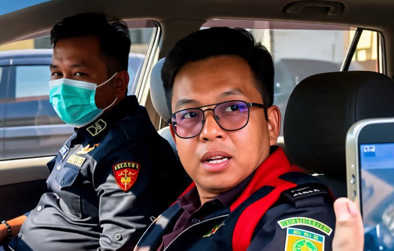 Hasil tangkapan layar saat petugas Kejari Pamekasan berada dalam mobil usai geledah kantor dinas PUPR Pamekasan.