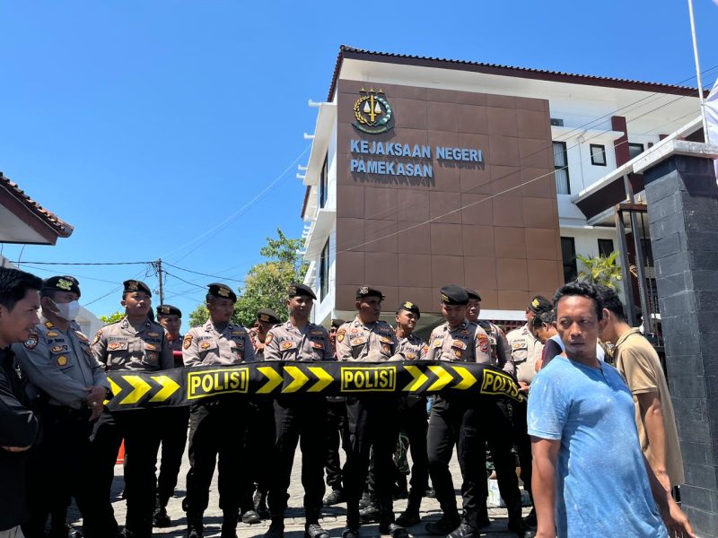 Kantor Kejari Pamekasan Bau Kotoran Sapi, Aktivis Geram Penggeledahan Tak Kunjung Ada Tersangka.