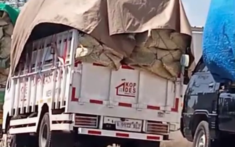 Tangkapan layar video mobil kopdes dibuat angkut tembakau.