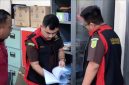 Petugas Kejari Pamekasan saat melakukan penggeledahan.