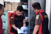 Petugas Kejari Pamekasan saat melakukan penggeledahan.