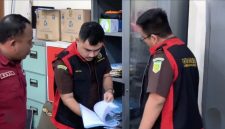 Petugas Kejari Pamekasan saat melakukan penggeledahan.