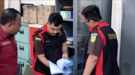 Petugas Kejari Pamekasan saat melakukan penggeledahan.