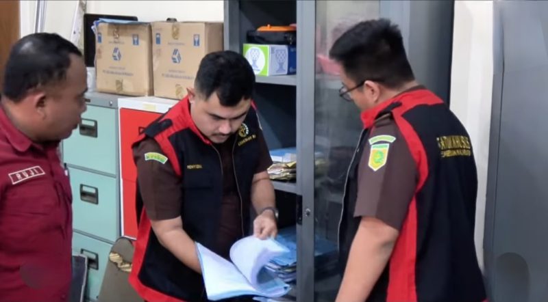 Petugas Kejari Pamekasan saat melakukan penggeledahan.