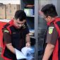 Petugas Kejari Pamekasan saat melakukan penggeledahan.