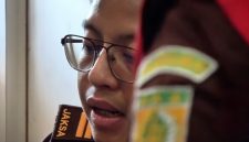 Tim jaksa saat melakukan penggeledahan.