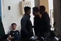 Tangkapan layar video detik-detik saat penangkapan.