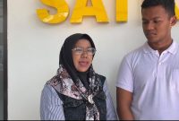 Tangis Sang Ibu Pecah di Polres Pamekasan, Minta Oknum yang Diduga Menuduh Anaknya LGBT Diproses Hukum.