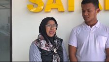 Tangis Sang Ibu Pecah di Polres Pamekasan, Minta Oknum yang Diduga Menuduh Anaknya LGBT Diproses Hukum.