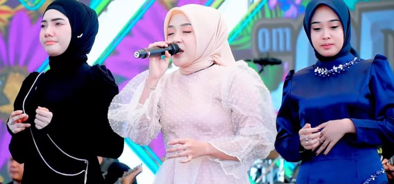 Sejumlah artis Adella di Pamekasan.