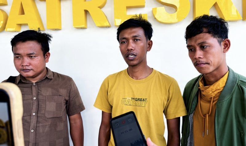 Aktivis saat mengadukan ke Polres Pamekasan.