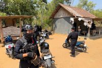 Polres Pamekasan saat gerebek lokasi.