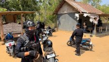 Polres Pamekasan saat gerebek lokasi.