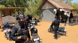 Polres Pamekasan saat gerebek lokasi.