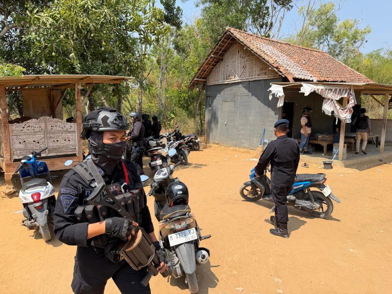 Polres Pamekasan saat gerebek lokasi.