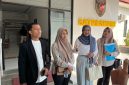 Korban saat didampingi kuasa hukumnya di Mapolres Pamekasan.