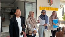 Korban saat didampingi kuasa hukumnya di Mapolres Pamekasan.