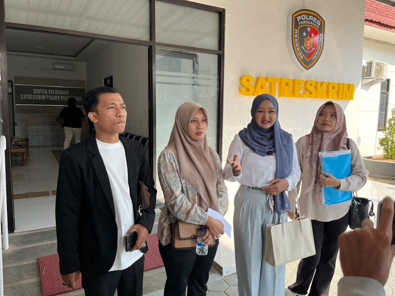 Korban saat didampingi kuasa hukumnya di Mapolres Pamekasan.
